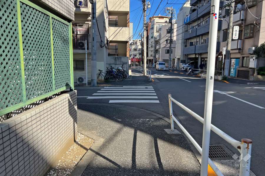 敷地東側の前面道路（南側から）