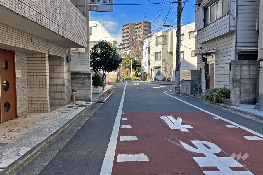 敷地北側の前面道路（東側から）