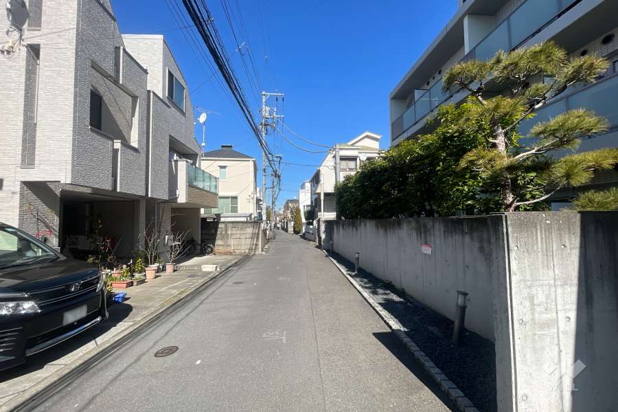 敷地の西側前面道路（南側から）