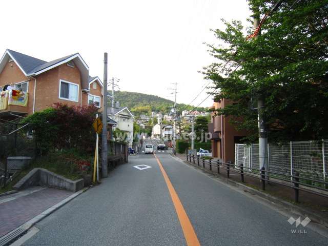 敷地西側の前面道路は二車線のバス通りです。