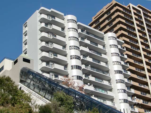 ラ・ビスタ宝塚ノースハイツ2番館の外観（南西側から）