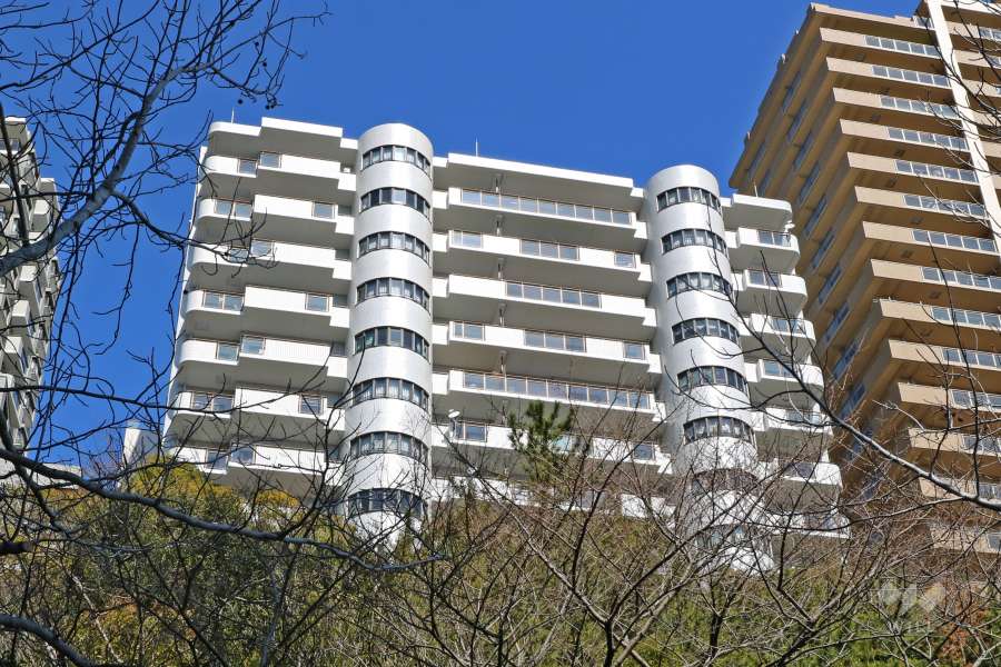 ラ・ビスタ宝塚ノースハイツ2番館の外観（南西側から）