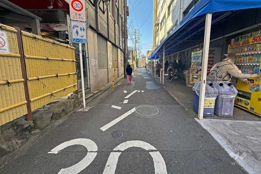 敷地の南側前面道路（東側から）