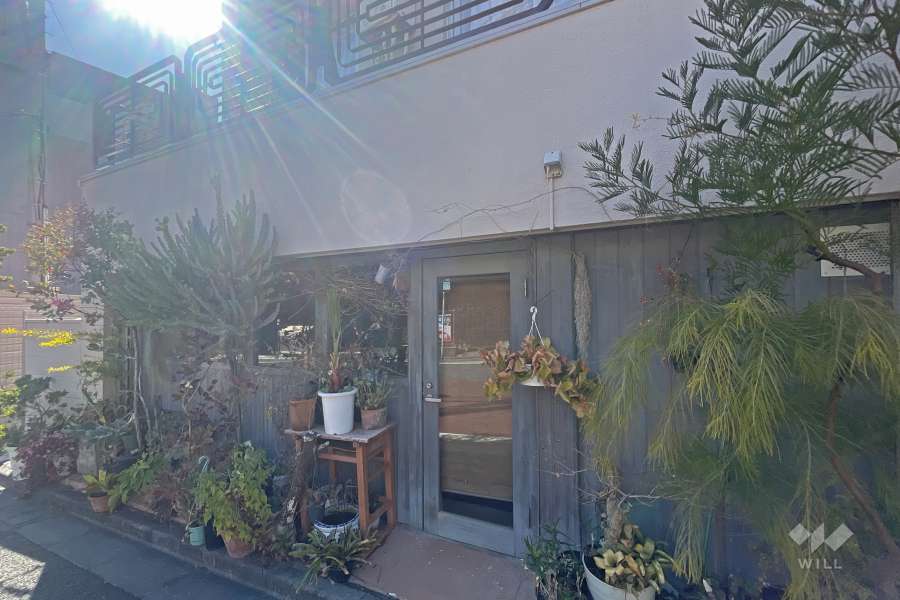 敷地内1階部分にある花屋