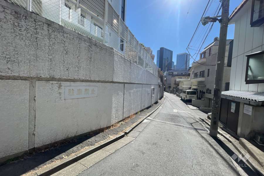 敷地の東側前面道路（北側から）