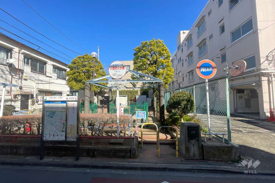 敷地に隣接した新宿区立さつき児童遊園