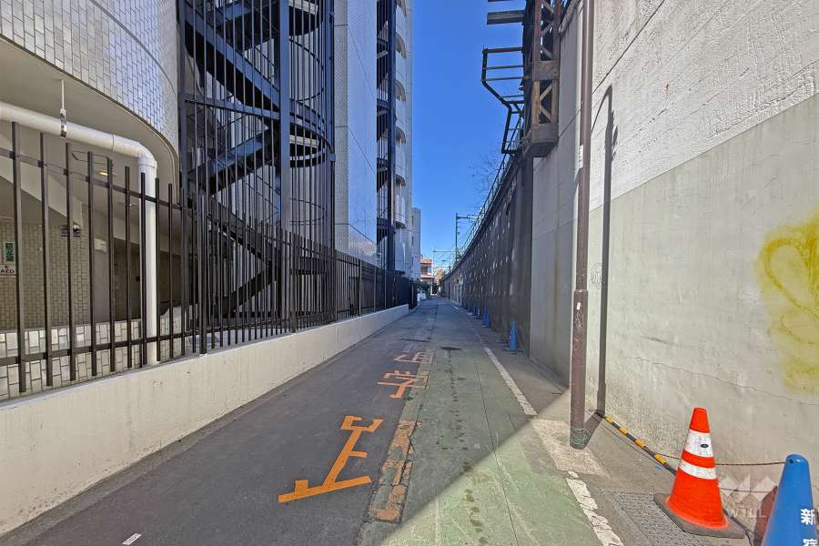 敷地の北側前面道路（東側から）