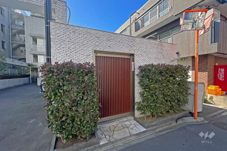 屋内に設けられた駐輪場の入り口