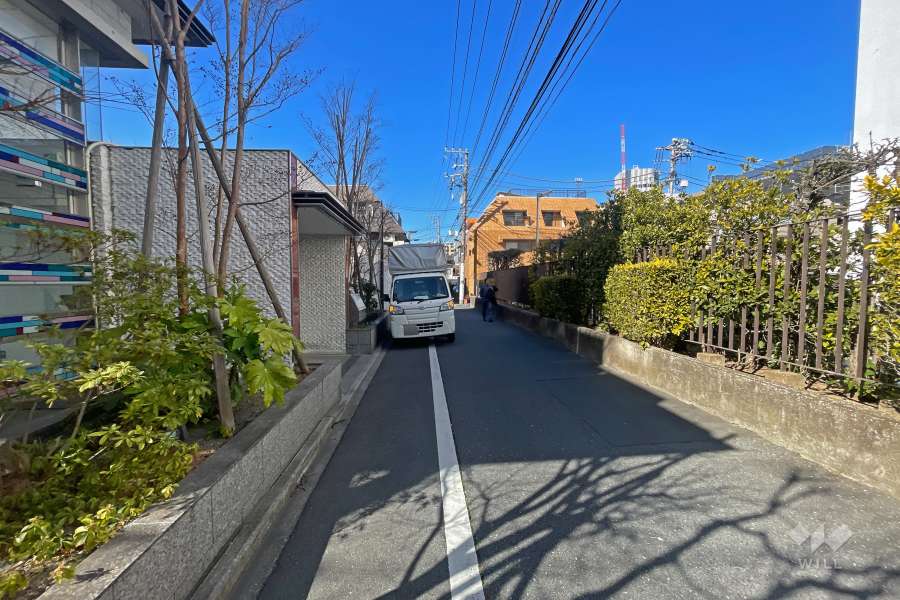敷地の東側前面道路（南側から）