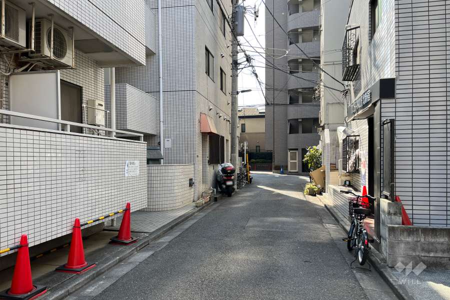 敷地西側の前面道路