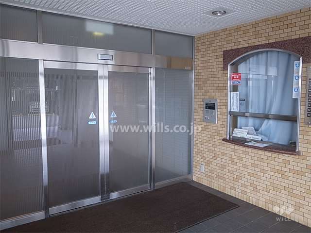 エントランスはオートロック付きです。