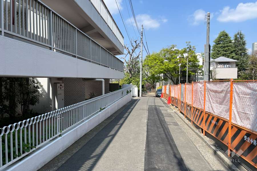 敷地の北東側前面道路（南東側から）