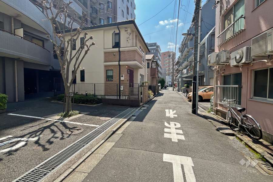 敷地西側の前面道路（北側から）