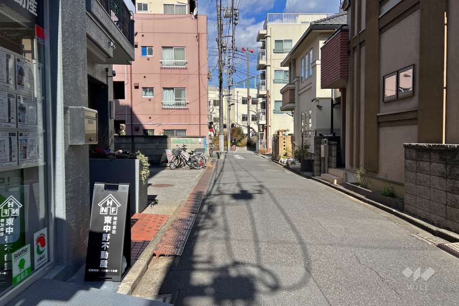 敷地東側の前面道路（南側から）