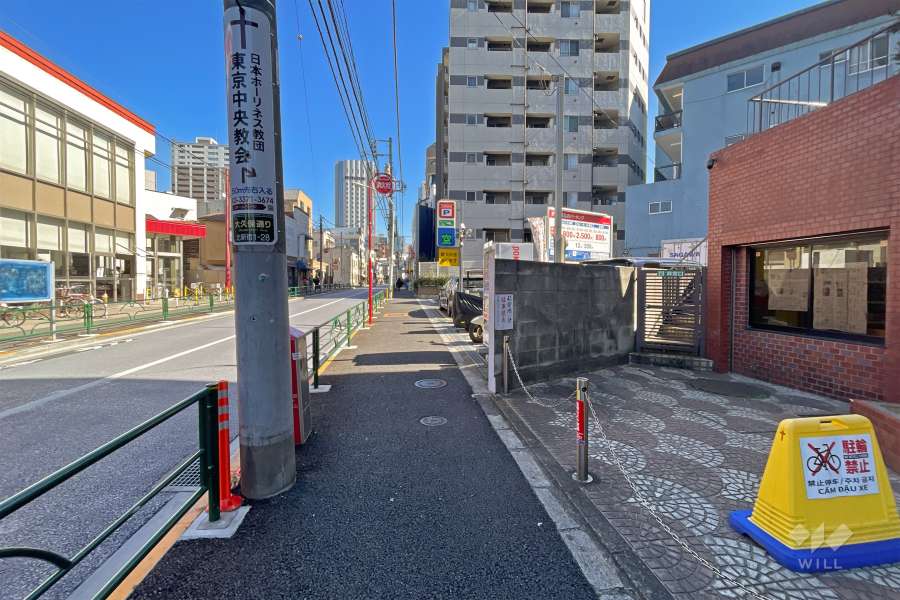 敷地北側の前面道路（西側から）