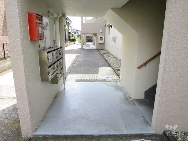 住戸入り口（共用ポスト）