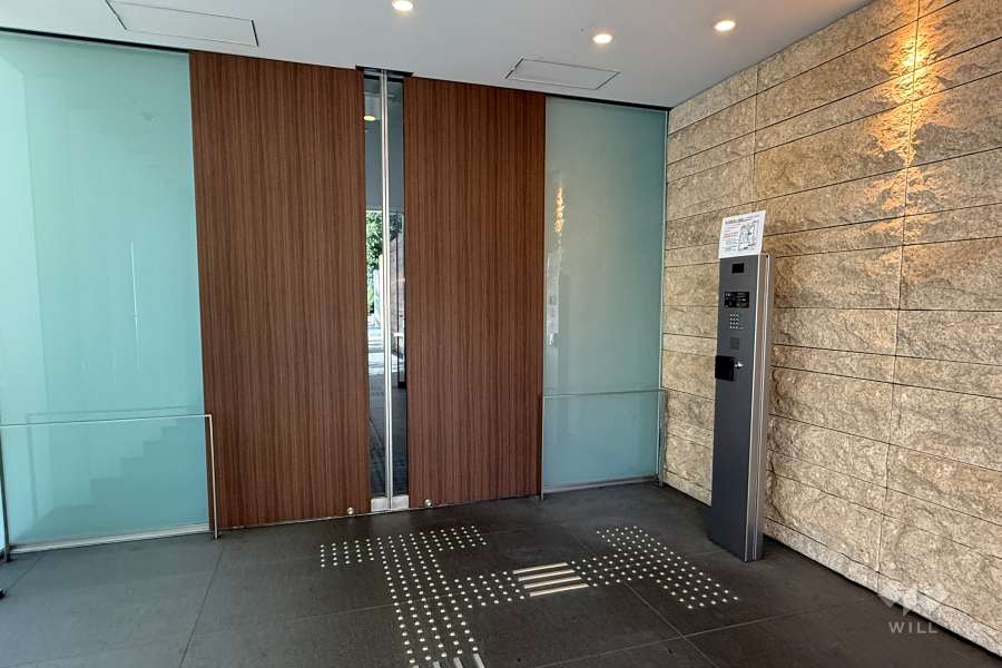 エントランスはオートロック付きです。