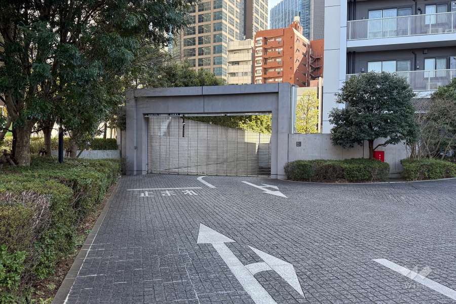 駐車場出入り口（リングシャッター付き）