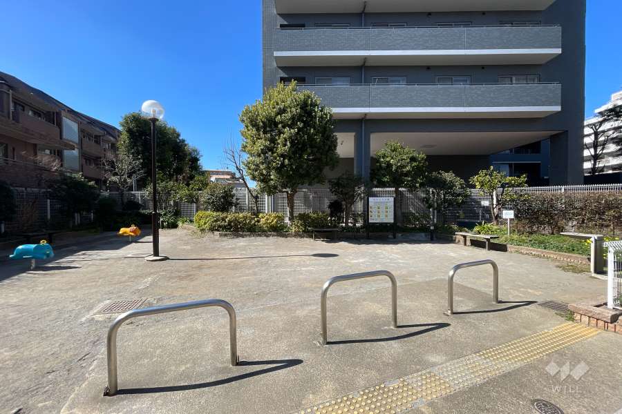 敷地に隣接した『新宿区立きたしん公園』