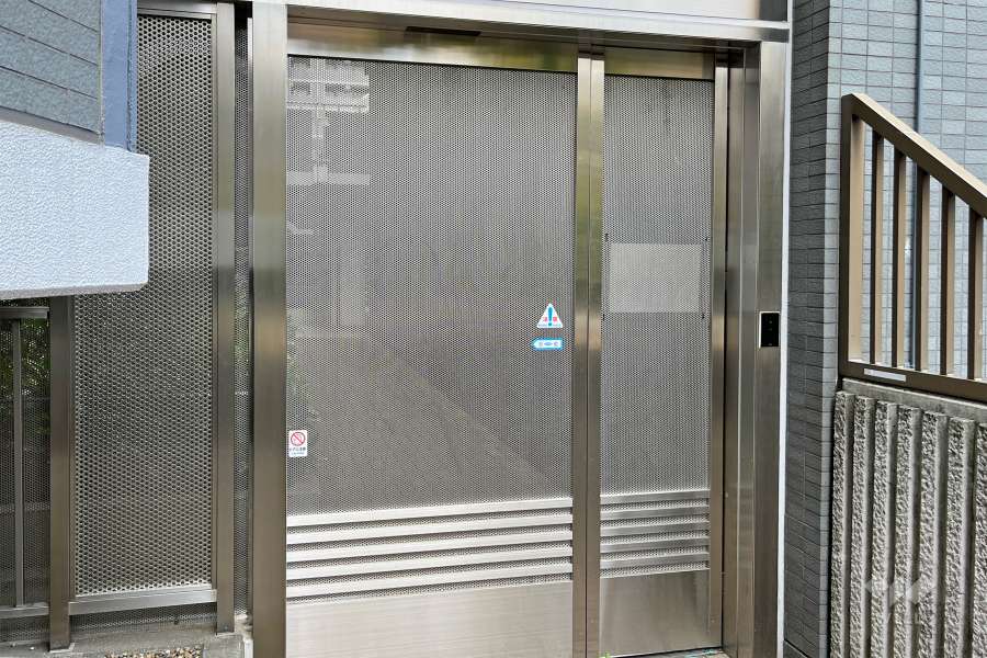 サブエントランスはオートロック付きです。
