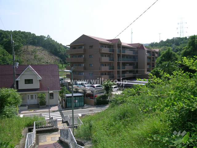 周囲はたいへん自然豊か。バス停は徒歩2分の距離にあります。