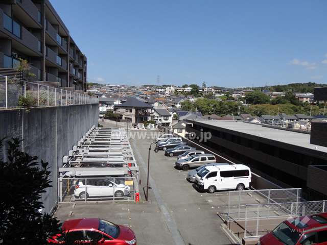 西棟と東棟との間に駐車場は設けられています。