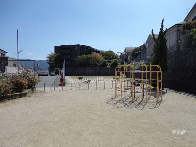 敷地の北側には小さな公園があります。