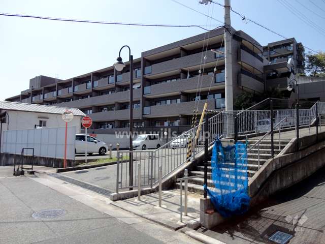 手前が東棟、奥が西棟です。