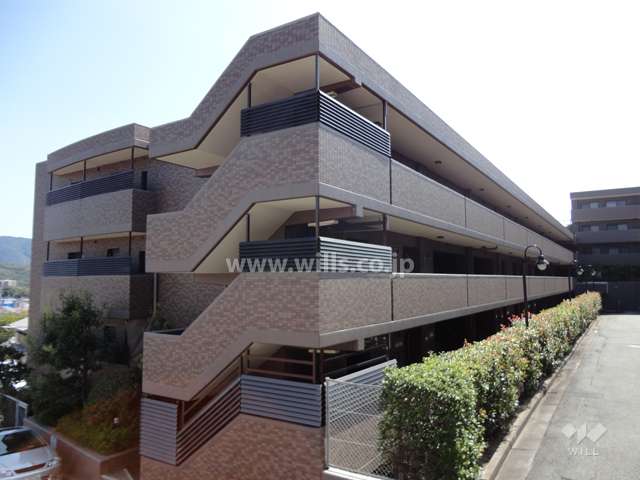 サニーフラット川西緑台の外観（東棟を北西側から）