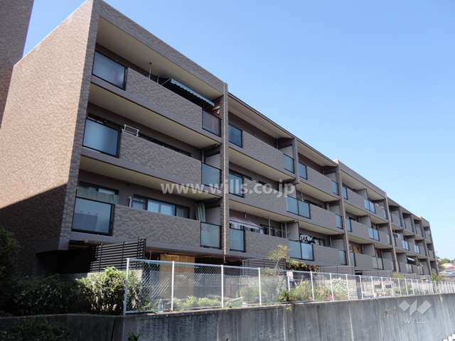 サニーフラット川西緑台の外観（西棟を南東側から）