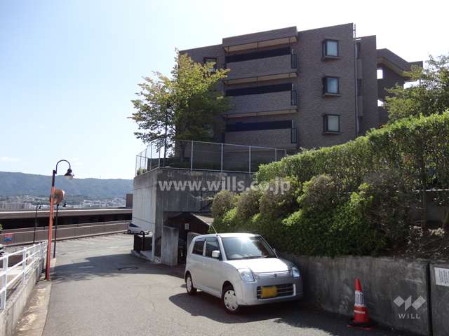 サニーフラット川西緑台の外観（西棟を北側から）