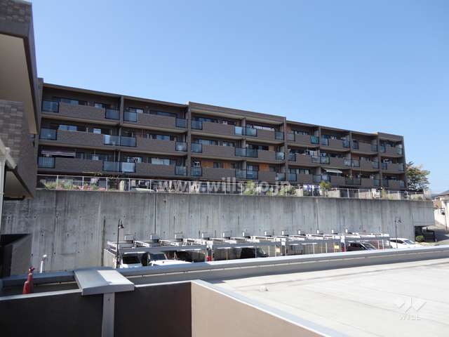 サニーフラット川西緑台の外観（西棟を東側から）