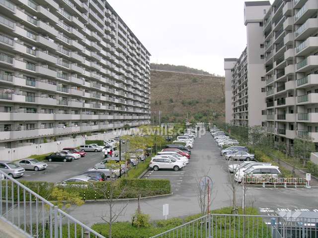 左側が2番館、右側は1番館（西側から）