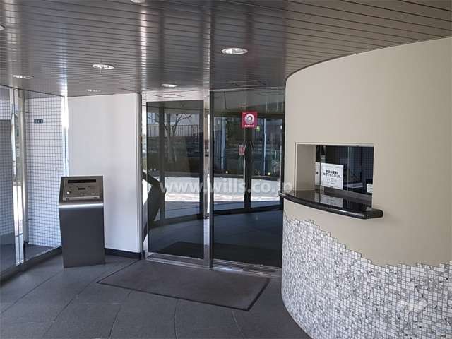 エントランスはオートロック付きです。