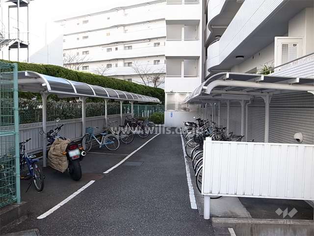 駐輪場とバイク置き場