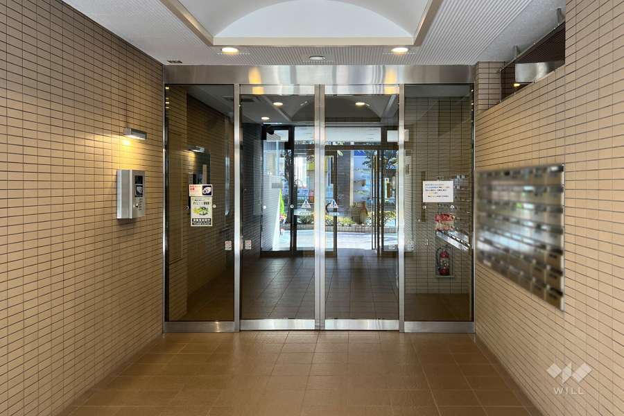 エントランスはオートロック付きです。