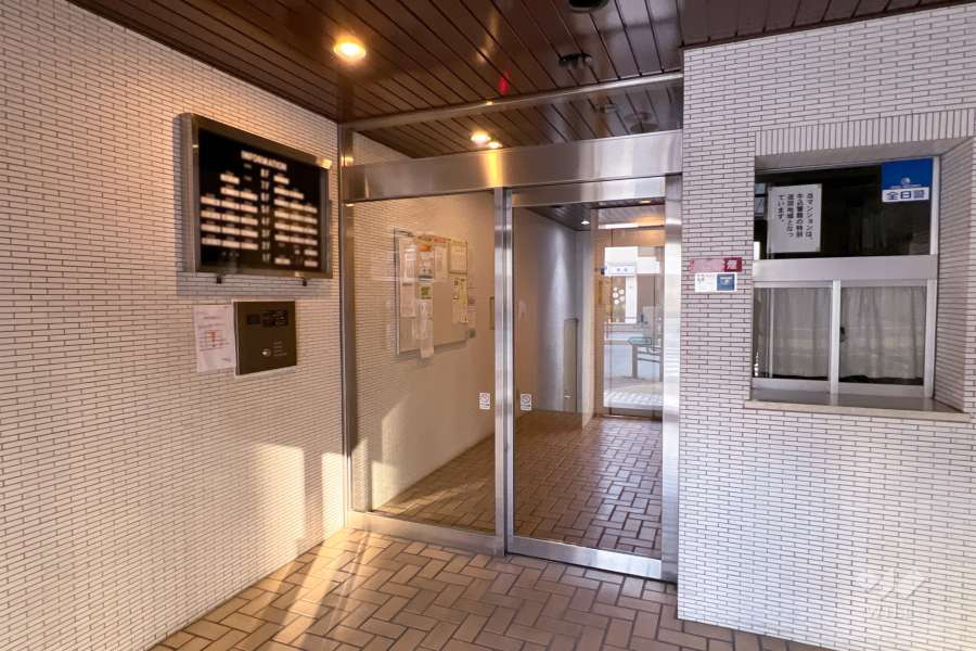 エントランスはオートロック付きです。