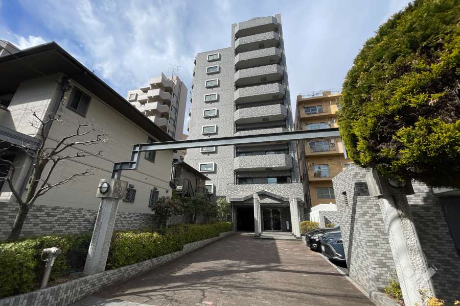 エクセルシオール新宿余丁町の外観（南東側から）