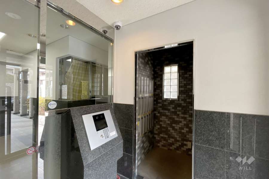 エントランスはオートロック付きです。