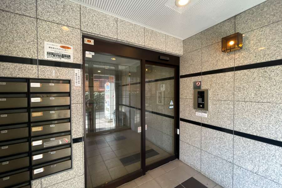 エントランスはオートロック付きです。