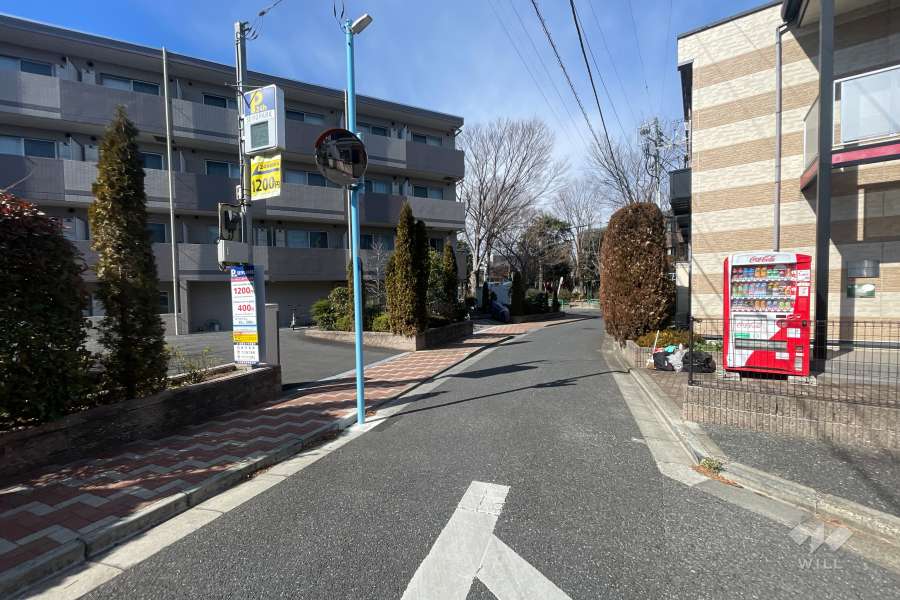 敷地の北側前面道路（東側から）