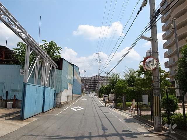 敷地北側の前面道路。準工業地域に指定されている為、周辺には住宅の他、工場もあります。