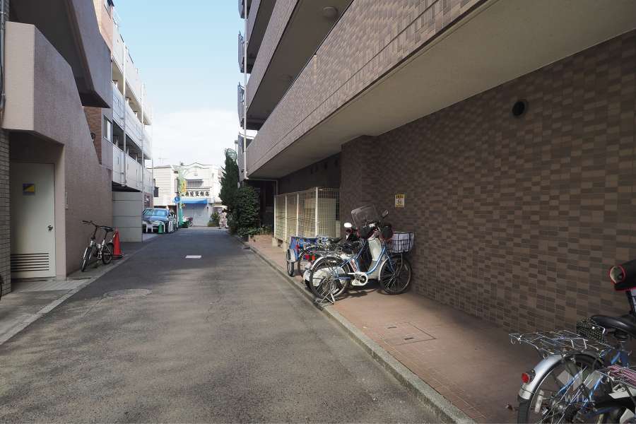 敷地西側の前面道路