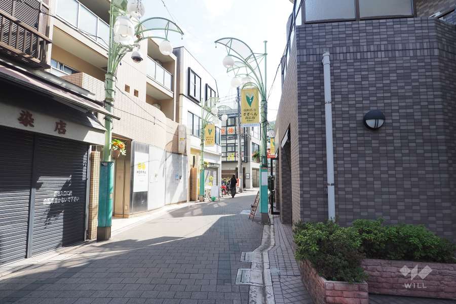 敷地東側はすずらん通りに面しています。