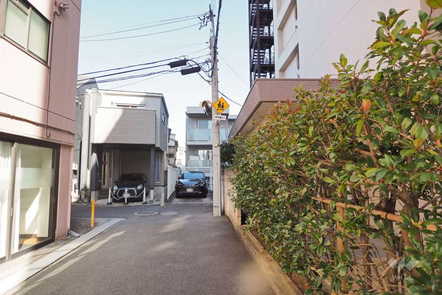 敷地西側の前面道路
