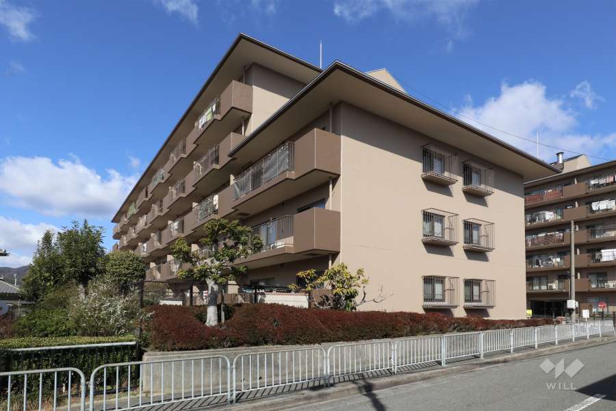 日商岩井多田マンション南棟の外観（南東側から）
