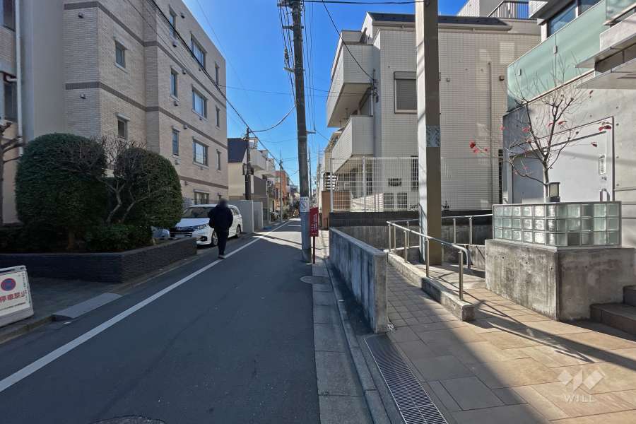 敷地東側の前面道路（北側から）