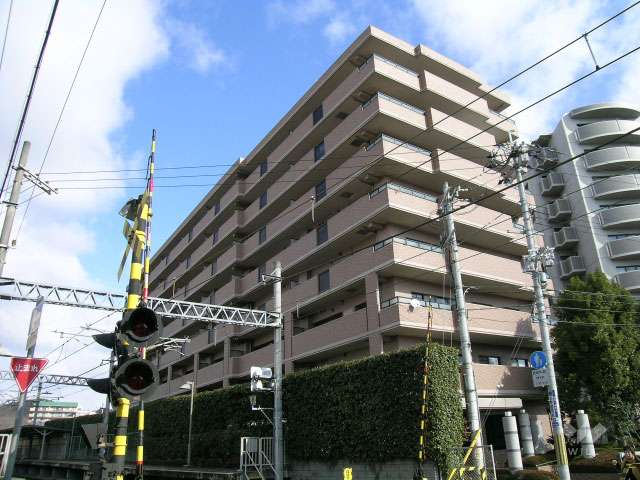 敷地の西側には能勢電鉄が走っています。