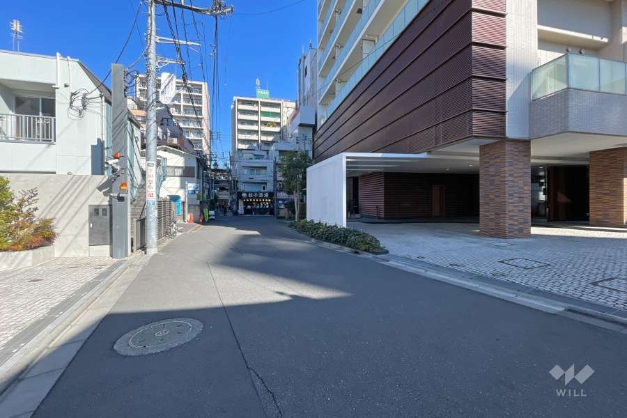敷地西側の前面道路