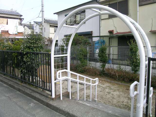 敷地の東側には小さな公園があります。